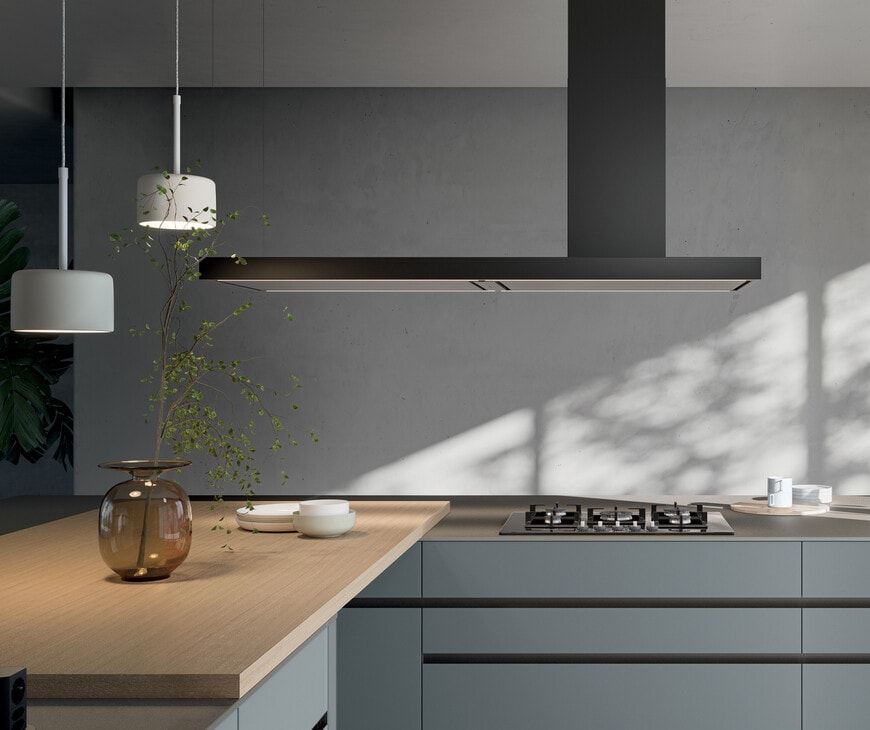 Minimalist Cucina kitchen with wood counter and black range hood